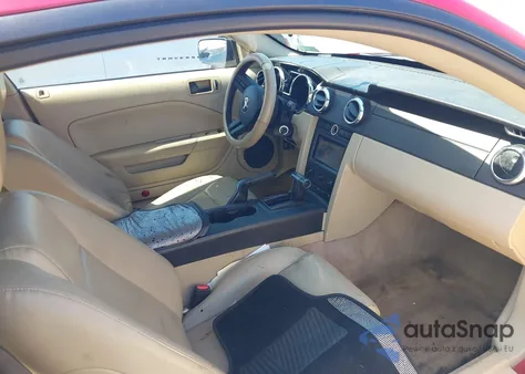 2005 Ford Mustang V6 Deluxe/V6 Premium z USA, uszkodzony, nr VIN 1ZVFT80N455125487